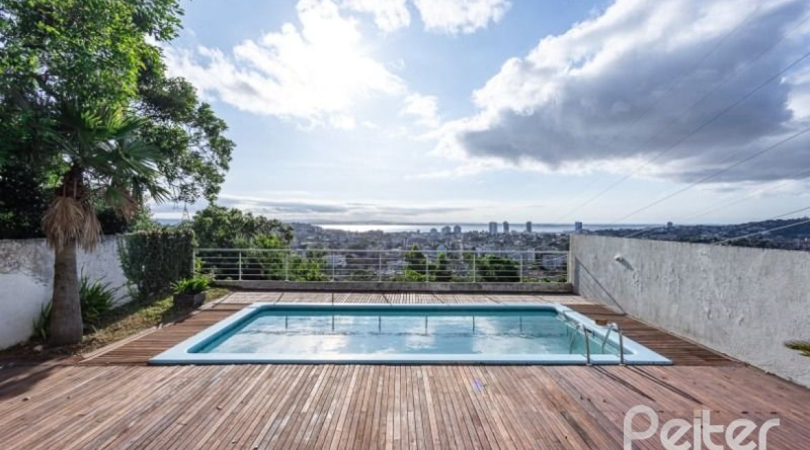 Casa à venda com 420m², 4 dormitórios, 1 suíte, 4 vagas, no bairro Nonoai em Porto Alegre