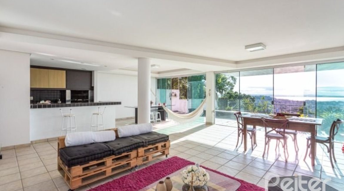 Casa à venda com 420m², 4 dormitórios, 1 suíte, 4 vagas, no bairro Nonoai em Porto Alegre