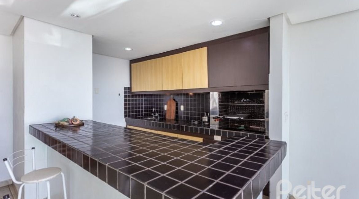 Casa à venda com 420m², 4 dormitórios, 1 suíte, 4 vagas, no bairro Nonoai em Porto Alegre