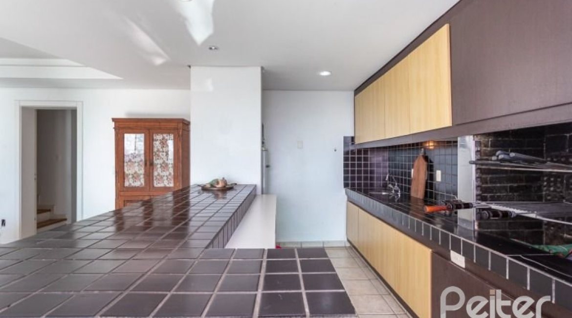 Casa à venda com 420m², 4 dormitórios, 1 suíte, 4 vagas, no bairro Nonoai em Porto Alegre