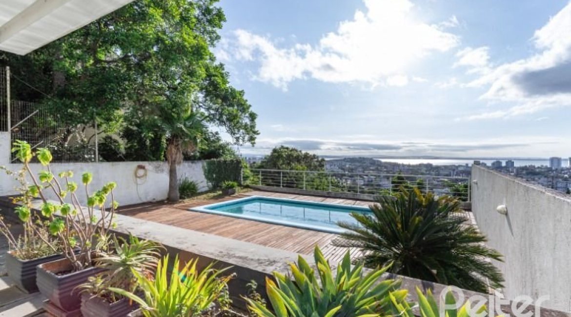 Casa à venda com 420m², 4 dormitórios, 1 suíte, 4 vagas, no bairro Nonoai em Porto Alegre
