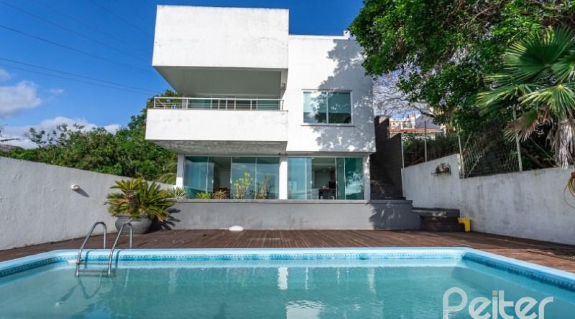 Casa à venda com 420m², 4 dormitórios, 1 suíte, 4 vagas, no bairro Nonoai em Porto Alegre