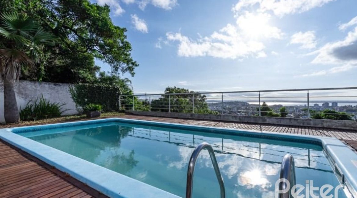 Casa à venda com 420m², 4 dormitórios, 1 suíte, 4 vagas, no bairro Nonoai em Porto Alegre