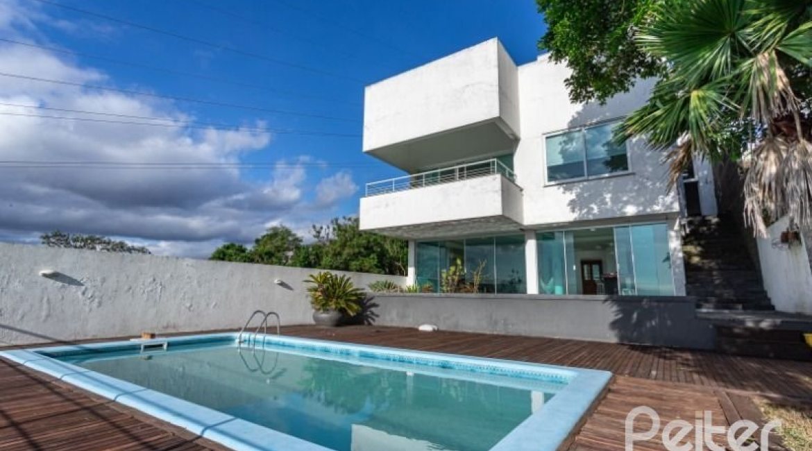 Casa à venda com 420m², 4 dormitórios, 1 suíte, 4 vagas, no bairro Nonoai em Porto Alegre