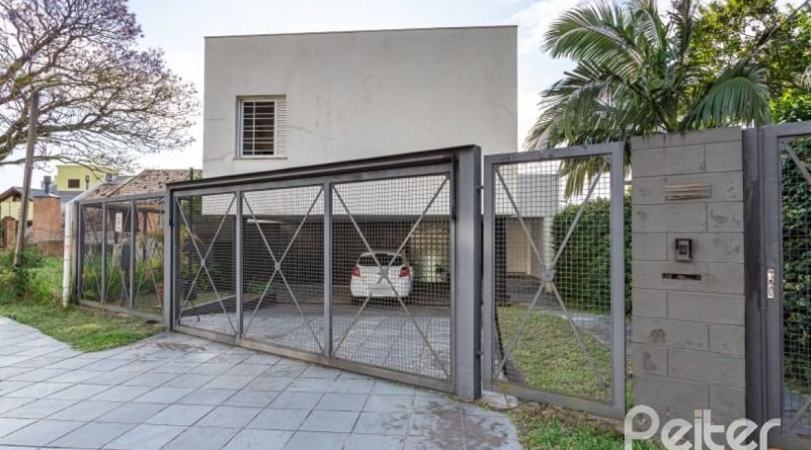 Casa à venda com 420m², 4 dormitórios, 1 suíte, 4 vagas, no bairro Nonoai em Porto Alegre