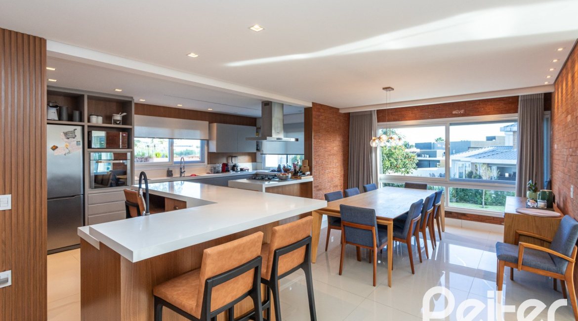 Casa em Condomínio à venda com 253m², 3 dormitórios, 3 suítes, 2 vagas, no bairro Alphaville em PORTO ALEGRE