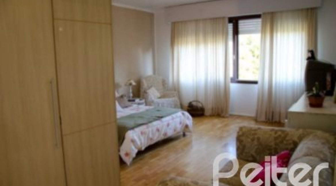 Casa à venda com 300m², 4 dormitórios, 2 suítes, 4 vagas, no bairro Vila Assunção em Porto Alegre