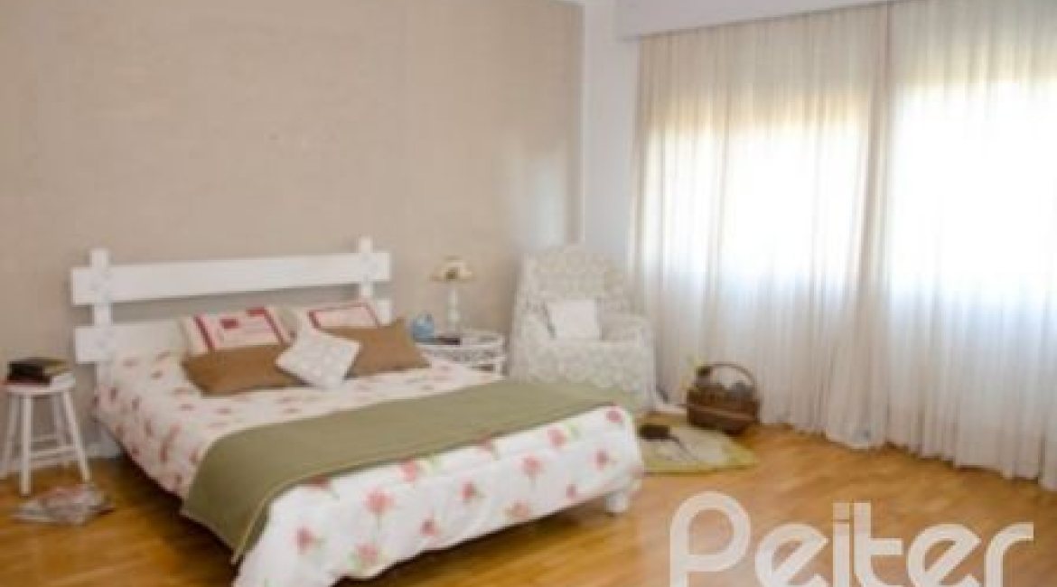 Casa à venda com 300m², 4 dormitórios, 2 suítes, 4 vagas, no bairro Vila Assunção em Porto Alegre