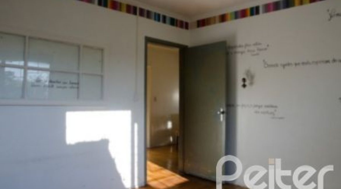 Casa à venda com 300m², 4 dormitórios, 2 suítes, 4 vagas, no bairro Vila Assunção em Porto Alegre