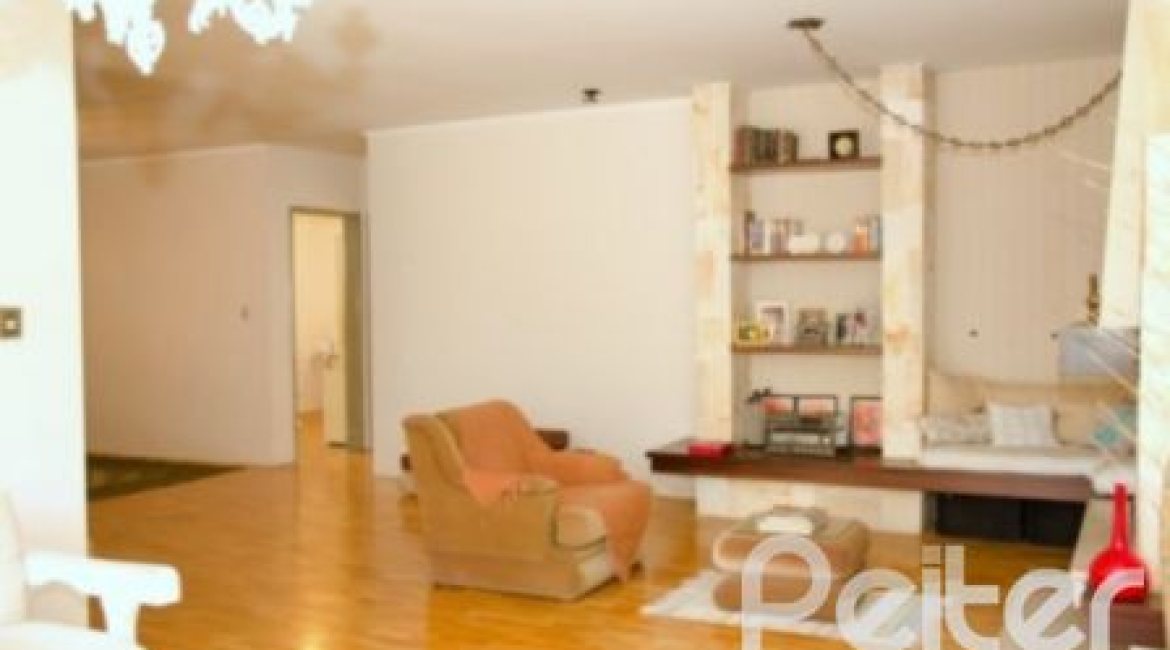 Casa à venda com 300m², 4 dormitórios, 2 suítes, 4 vagas, no bairro Vila Assunção em Porto Alegre