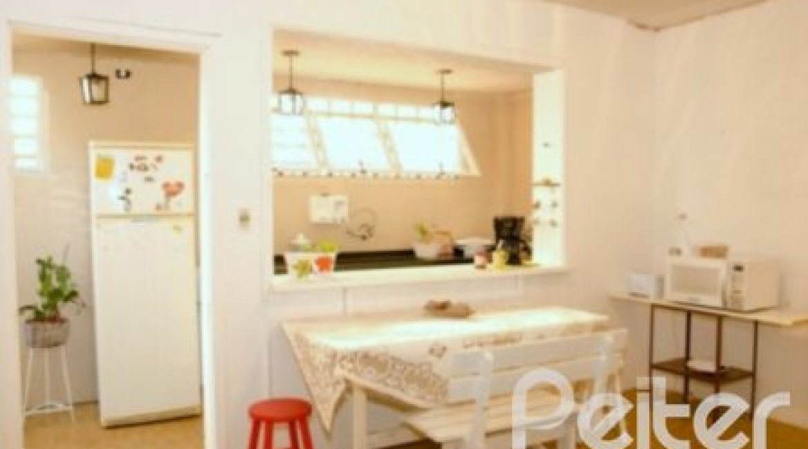 Casa à venda com 300m², 4 dormitórios, 2 suítes, 4 vagas, no bairro Vila Assunção em Porto Alegre