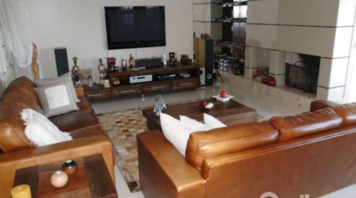 Casa à venda com 400m², 3 dormitórios, 1 suíte, 3 vagas, no bairro Jardim Isabel em Porto Alegre