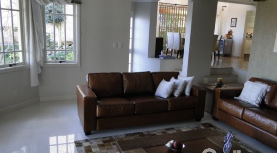 Casa à venda com 400m², 3 dormitórios, 1 suíte, 3 vagas, no bairro Jardim Isabel em Porto Alegre