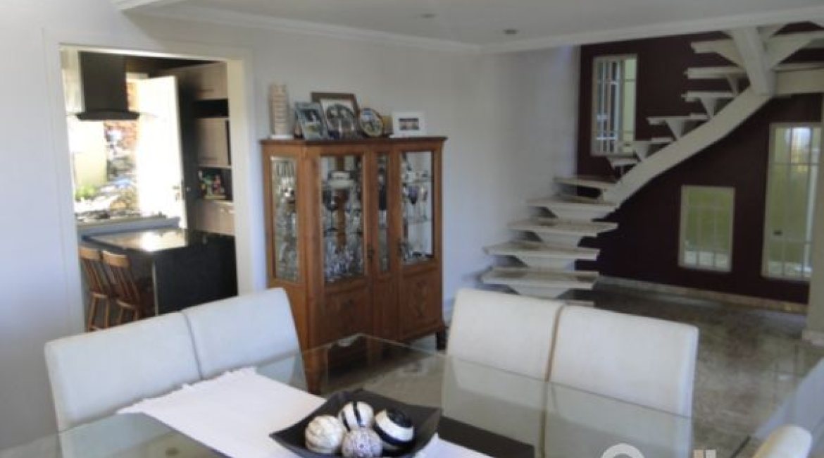 Casa à venda com 400m², 3 dormitórios, 1 suíte, 3 vagas, no bairro Jardim Isabel em Porto Alegre