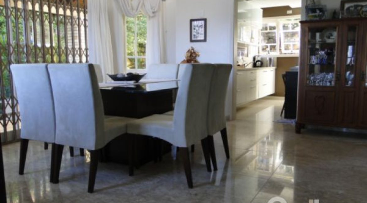 Casa à venda com 400m², 3 dormitórios, 1 suíte, 3 vagas, no bairro Jardim Isabel em Porto Alegre