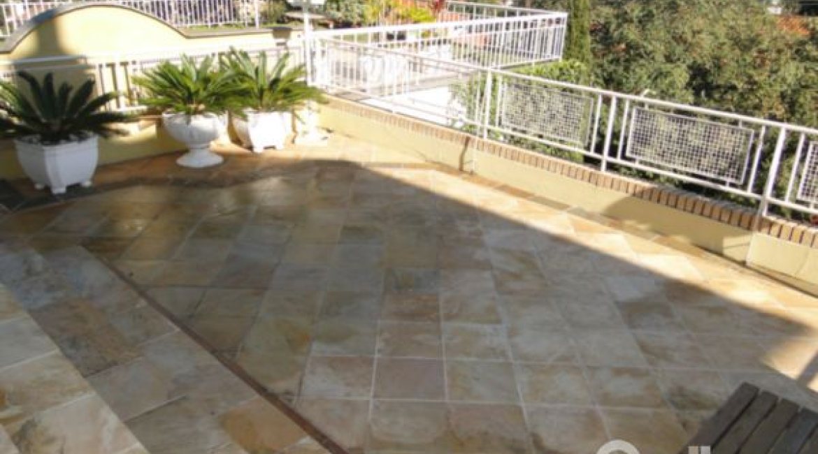 Casa à venda com 400m², 3 dormitórios, 1 suíte, 3 vagas, no bairro Jardim Isabel em Porto Alegre