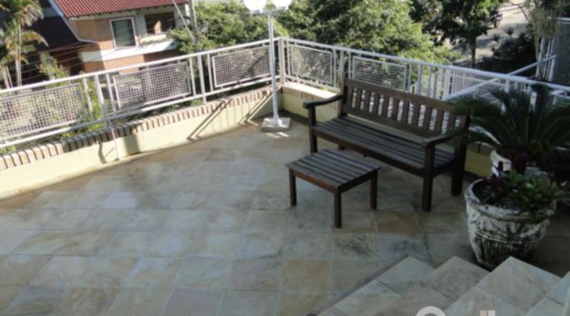 Casa à venda com 400m², 3 dormitórios, 1 suíte, 3 vagas, no bairro Jardim Isabel em Porto Alegre