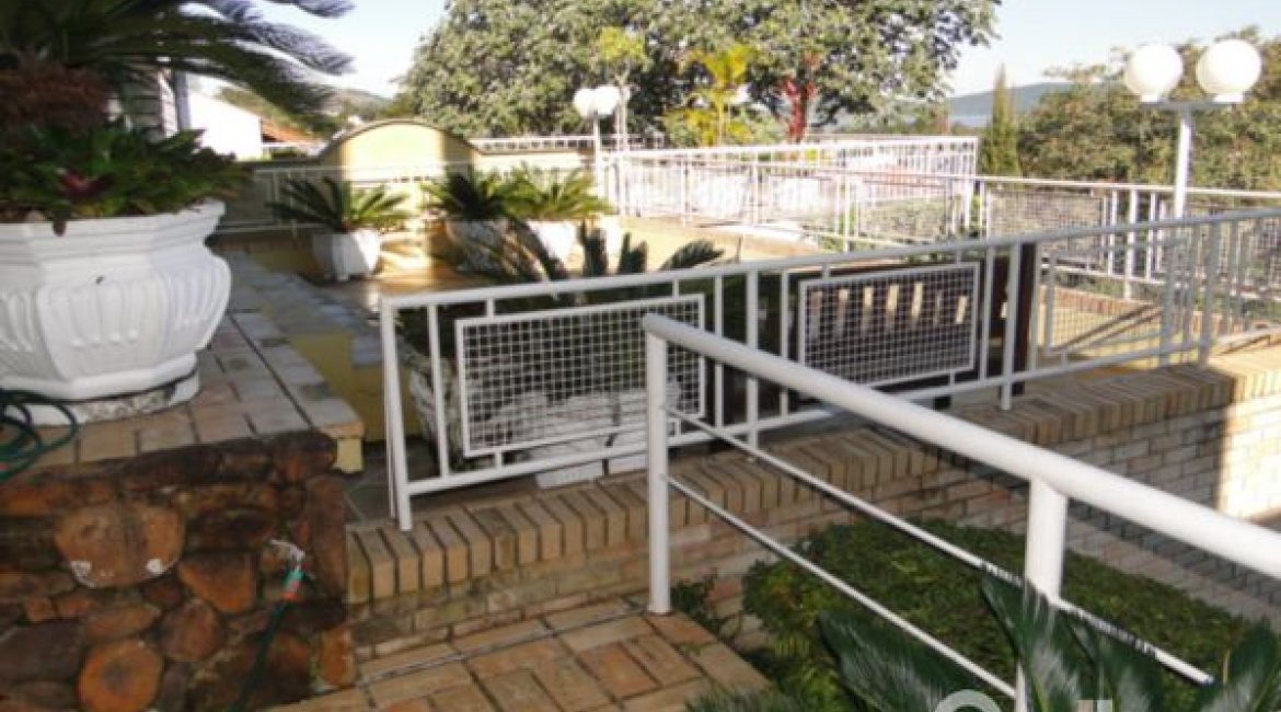 Casa à venda com 400m², 3 dormitórios, 1 suíte, 3 vagas, no bairro Jardim Isabel em Porto Alegre