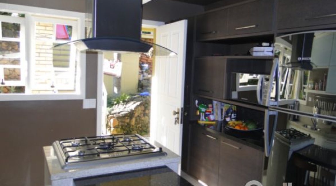 Casa à venda com 400m², 3 dormitórios, 1 suíte, 3 vagas, no bairro Jardim Isabel em Porto Alegre