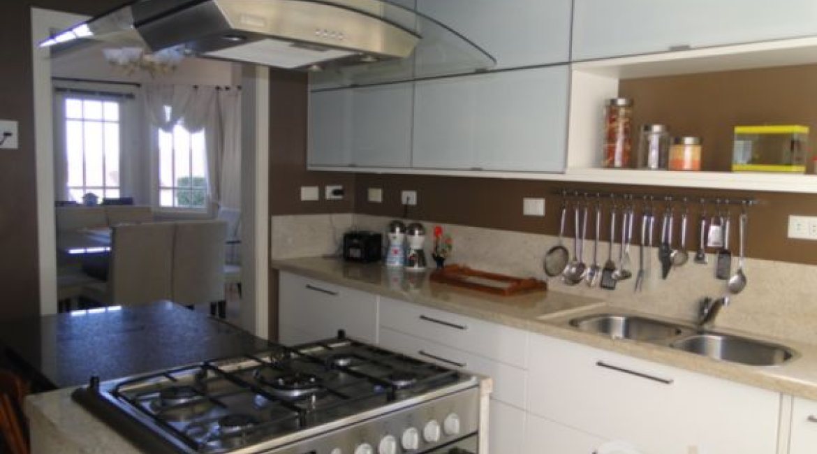 Casa à venda com 400m², 3 dormitórios, 1 suíte, 3 vagas, no bairro Jardim Isabel em Porto Alegre