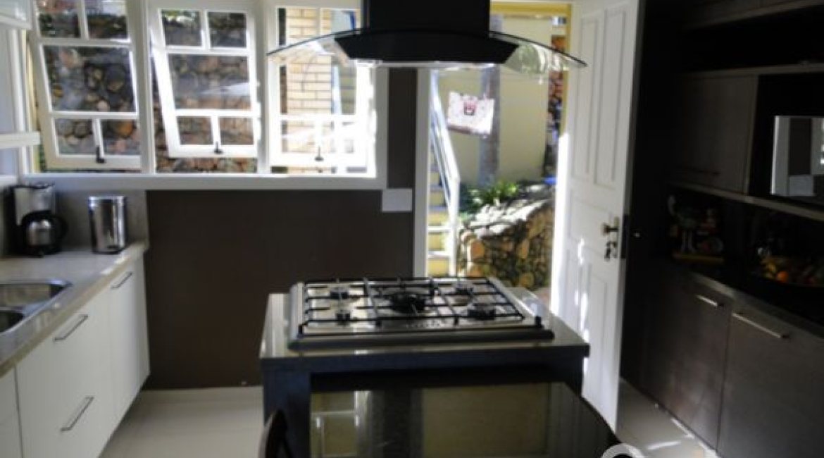 Casa à venda com 400m², 3 dormitórios, 1 suíte, 3 vagas, no bairro Jardim Isabel em Porto Alegre