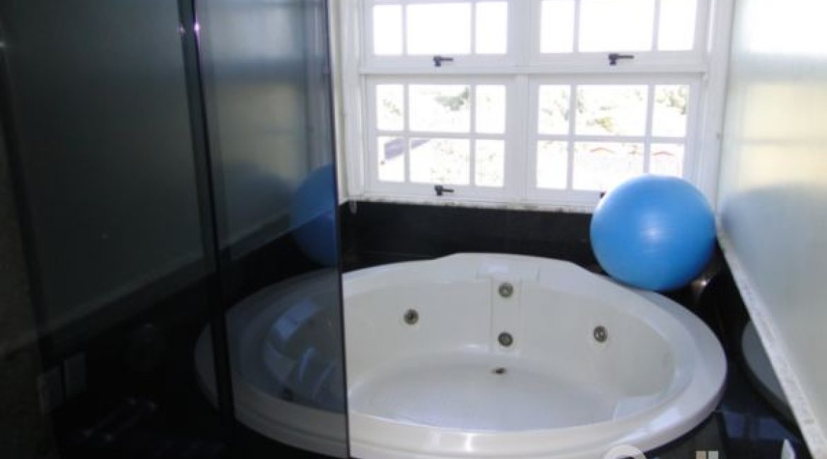 Casa à venda com 400m², 3 dormitórios, 1 suíte, 3 vagas, no bairro Jardim Isabel em Porto Alegre