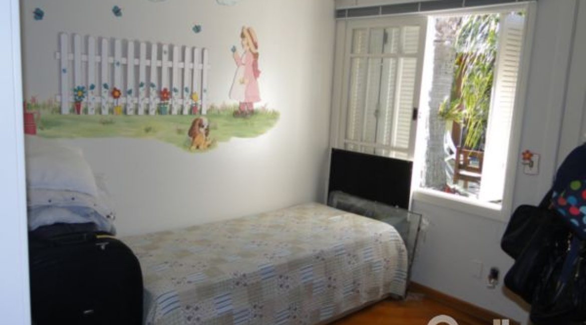 Casa à venda com 400m², 3 dormitórios, 1 suíte, 3 vagas, no bairro Jardim Isabel em Porto Alegre