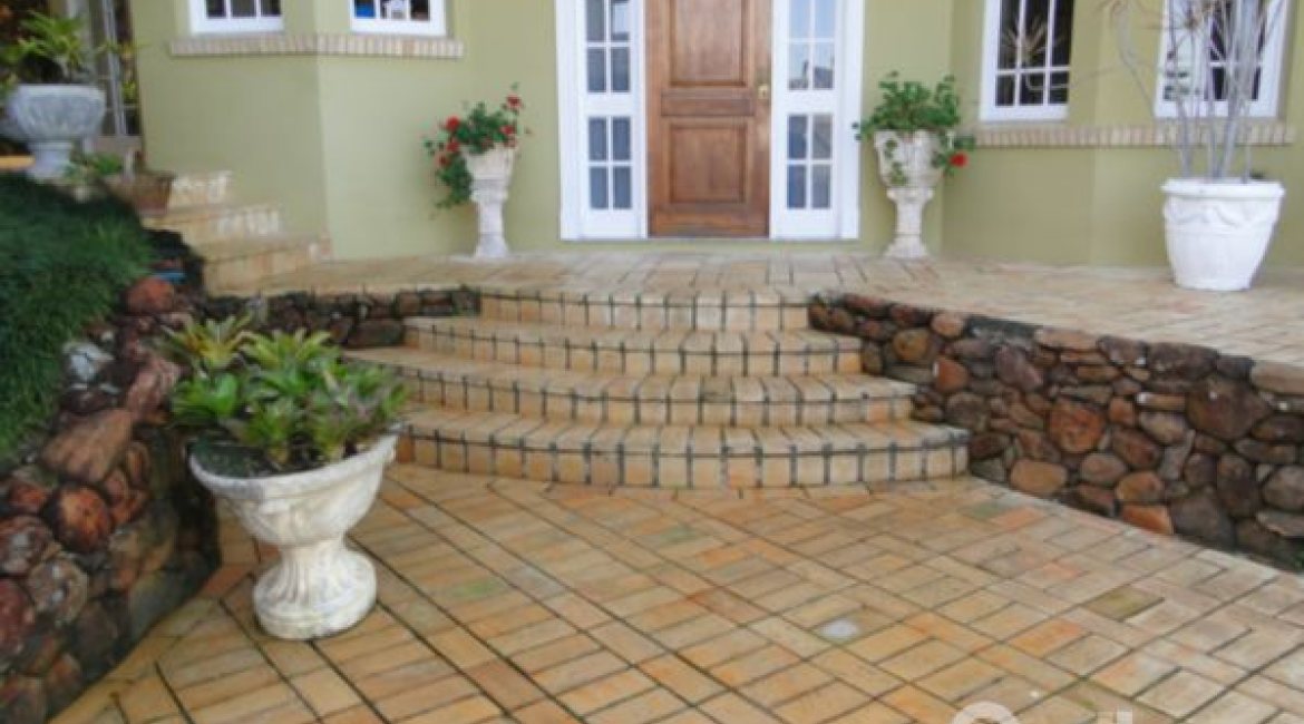 Casa à venda com 400m², 3 dormitórios, 1 suíte, 3 vagas, no bairro Jardim Isabel em Porto Alegre