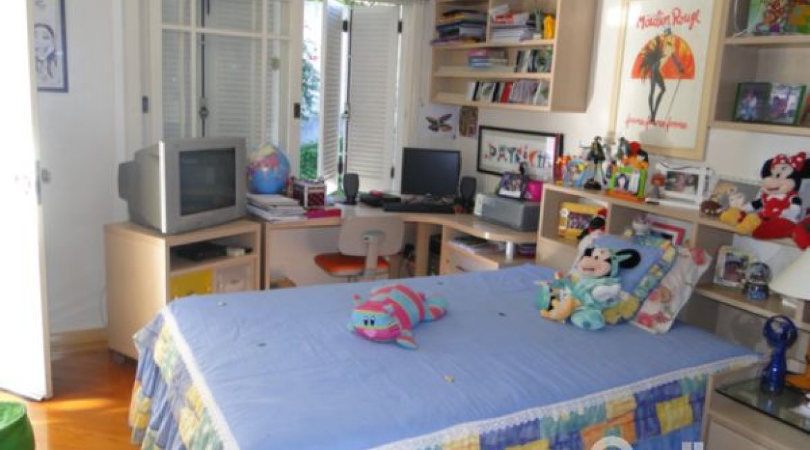 Casa à venda com 400m², 3 dormitórios, 1 suíte, 3 vagas, no bairro Jardim Isabel em Porto Alegre