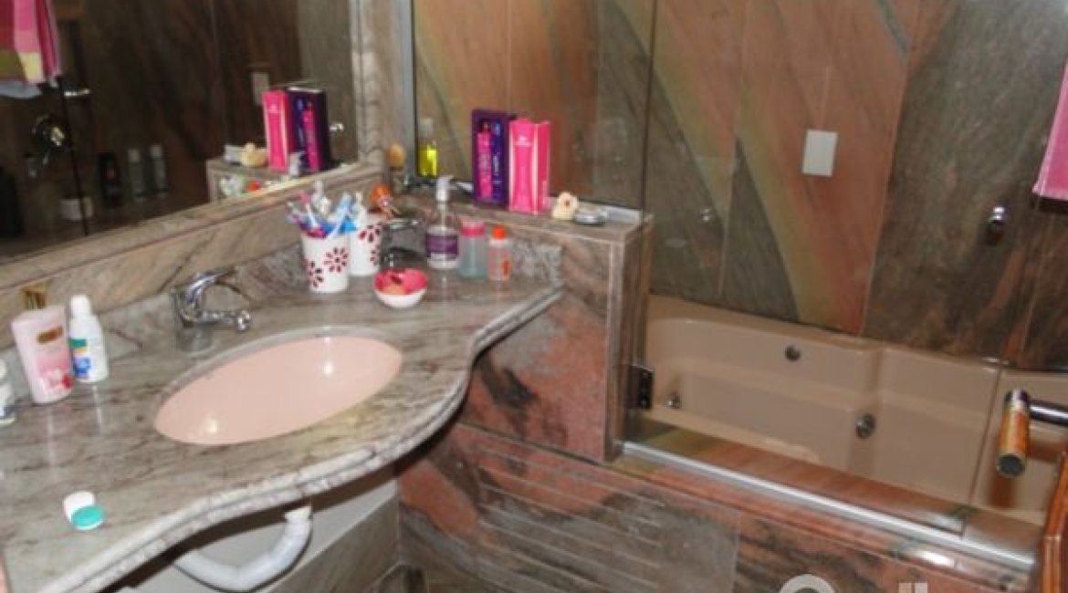 Casa à venda com 400m², 3 dormitórios, 1 suíte, 3 vagas, no bairro Jardim Isabel em Porto Alegre