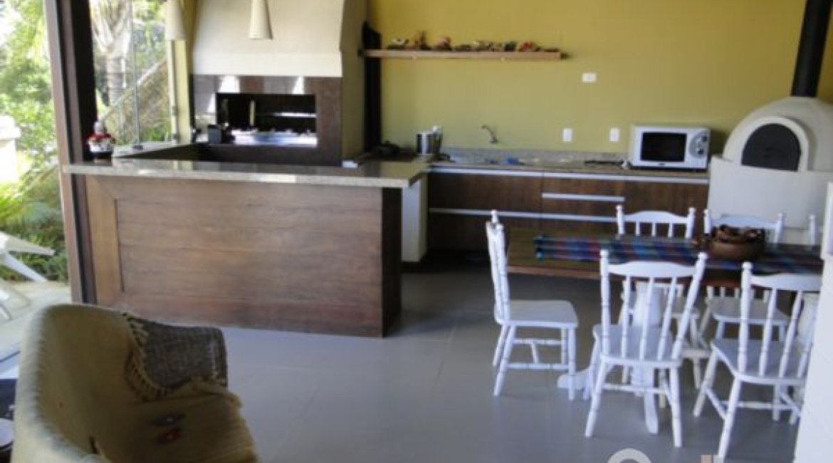 Casa à venda com 400m², 3 dormitórios, 1 suíte, 3 vagas, no bairro Jardim Isabel em Porto Alegre