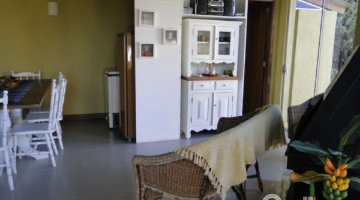 Casa à venda com 400m², 3 dormitórios, 1 suíte, 3 vagas, no bairro Jardim Isabel em Porto Alegre