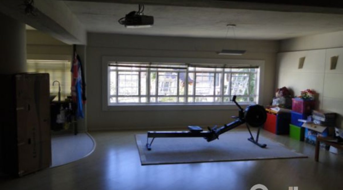 Casa à venda com 400m², 3 dormitórios, 1 suíte, 3 vagas, no bairro Jardim Isabel em Porto Alegre