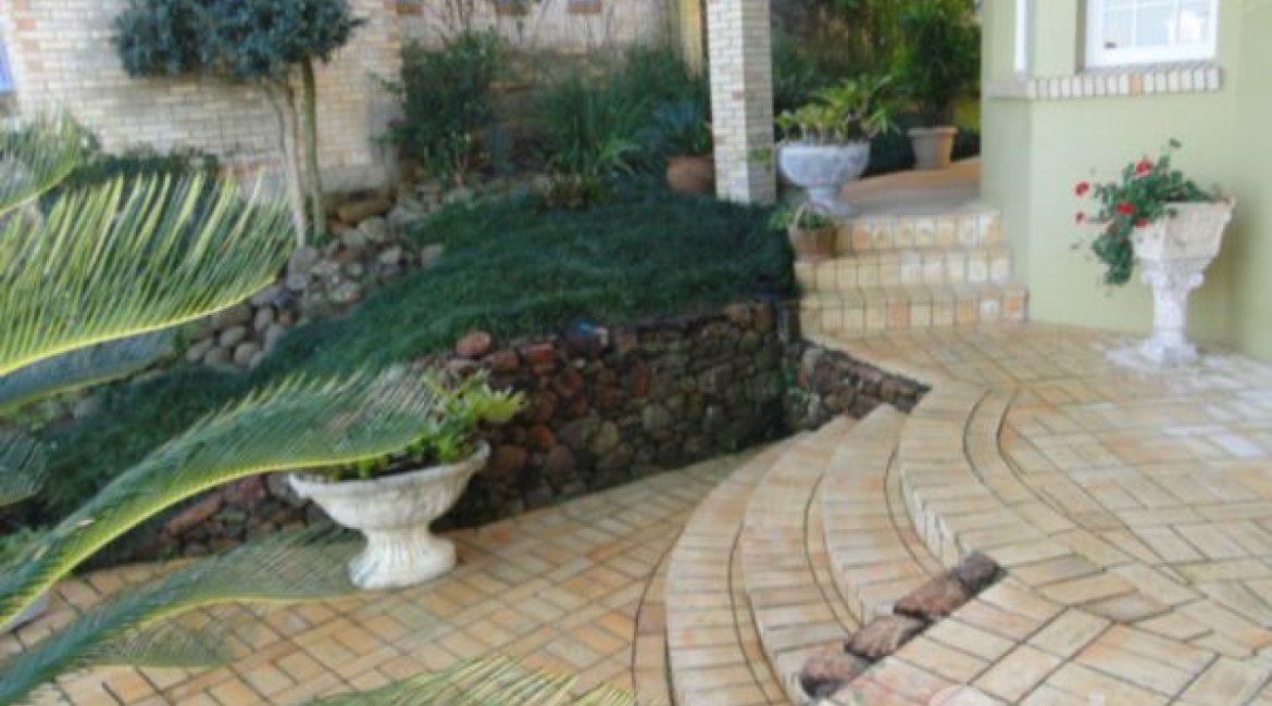 Casa à venda com 400m², 3 dormitórios, 1 suíte, 3 vagas, no bairro Jardim Isabel em Porto Alegre