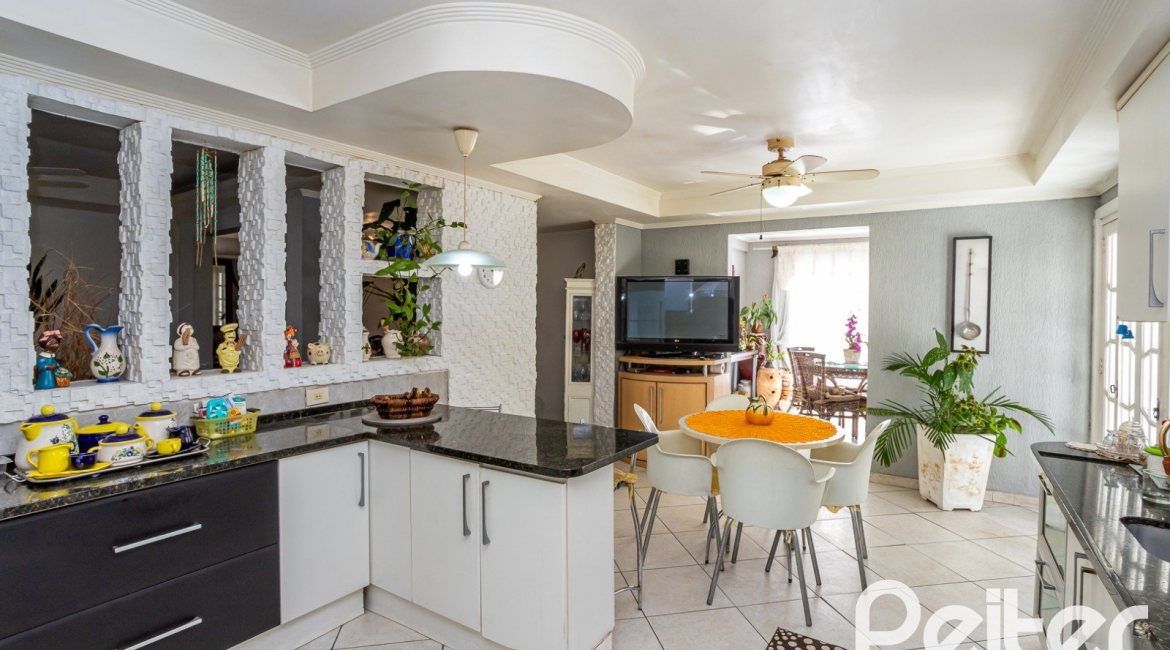 Casa à venda com 407m², 3 dormitórios, 2 suítes, 4 vagas, no bairro Ipanema em Porto Alegre