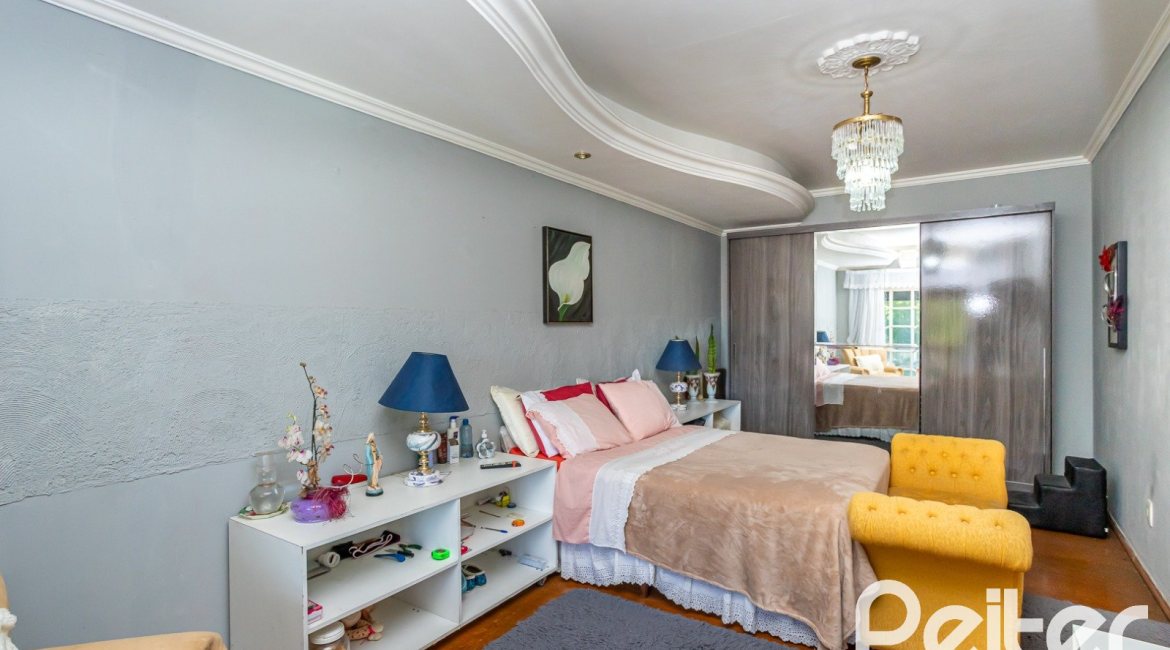 Casa à venda com 407m², 3 dormitórios, 2 suítes, 4 vagas, no bairro Ipanema em Porto Alegre