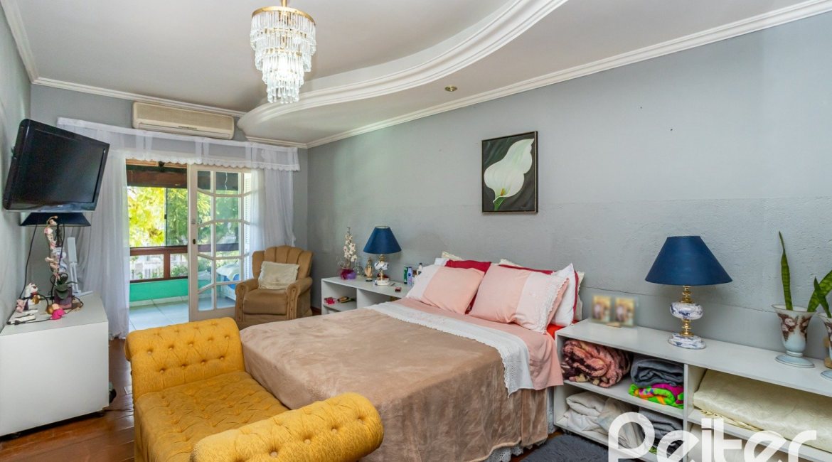 Casa à venda com 407m², 3 dormitórios, 2 suítes, 4 vagas, no bairro Ipanema em Porto Alegre