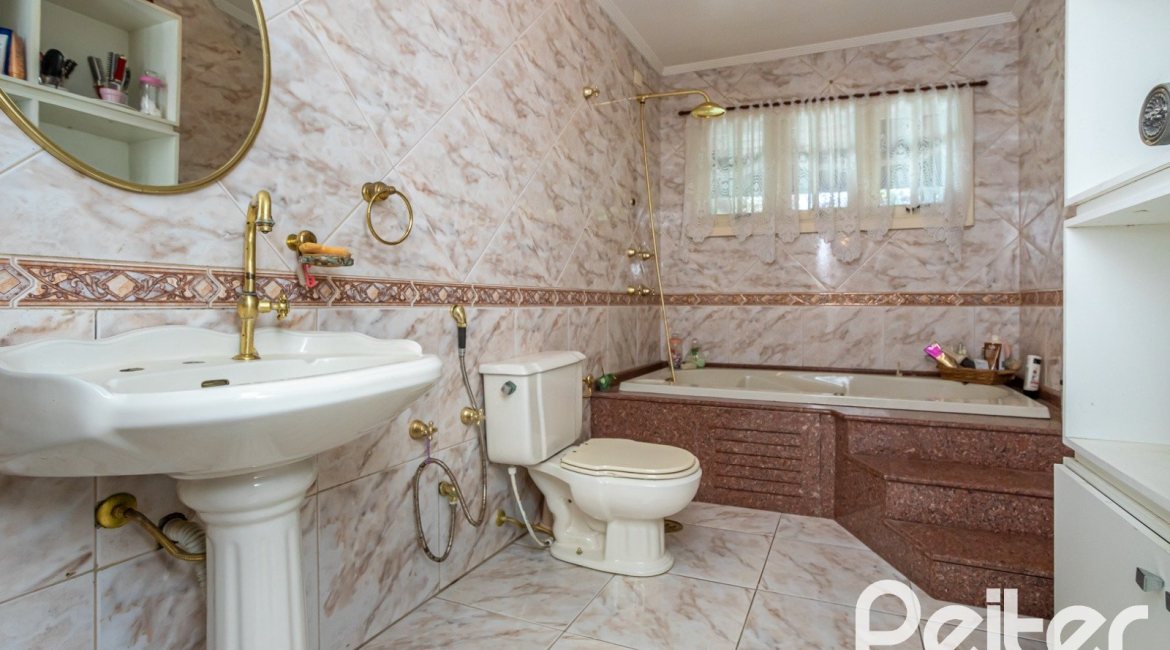 Casa à venda com 407m², 3 dormitórios, 2 suítes, 4 vagas, no bairro Ipanema em Porto Alegre