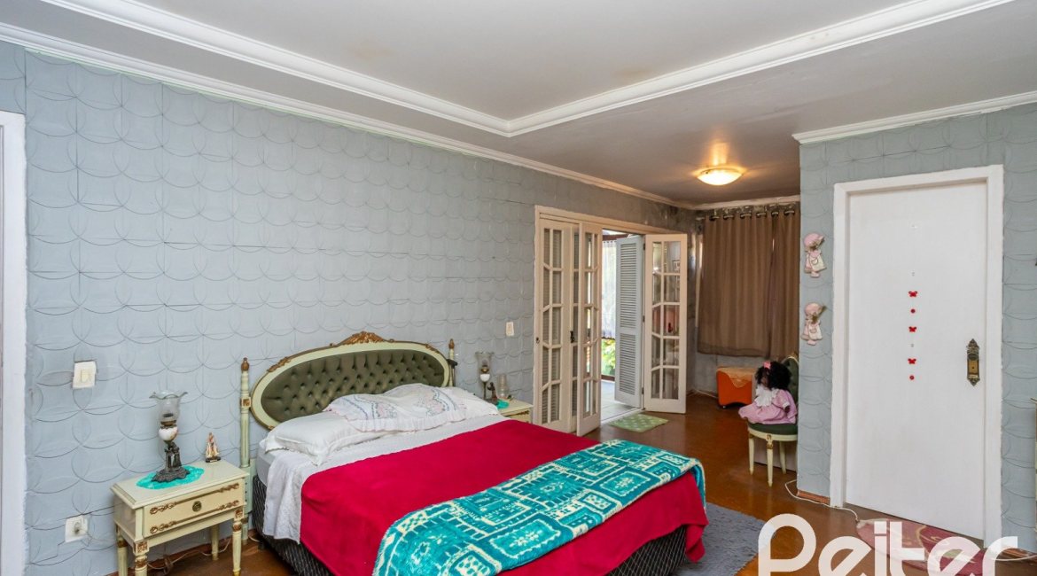 Casa à venda com 407m², 3 dormitórios, 2 suítes, 4 vagas, no bairro Ipanema em Porto Alegre
