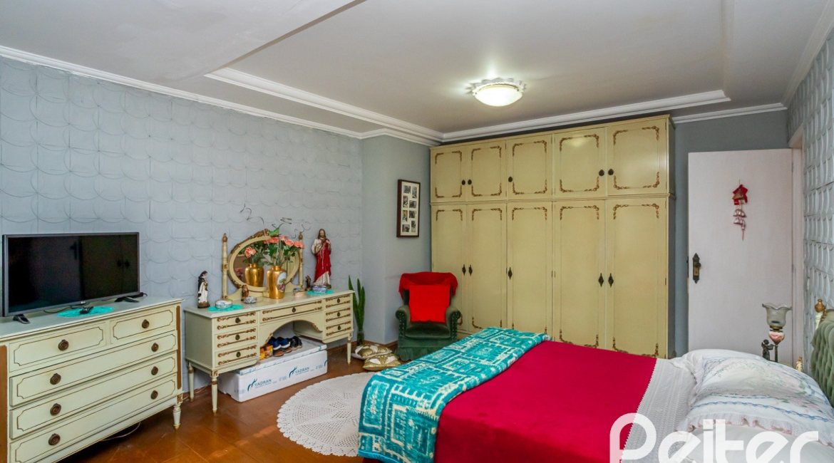 Casa à venda com 407m², 3 dormitórios, 2 suítes, 4 vagas, no bairro Ipanema em Porto Alegre