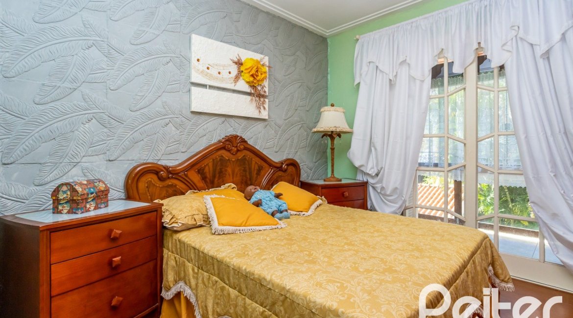 Casa à venda com 407m², 3 dormitórios, 2 suítes, 4 vagas, no bairro Ipanema em Porto Alegre