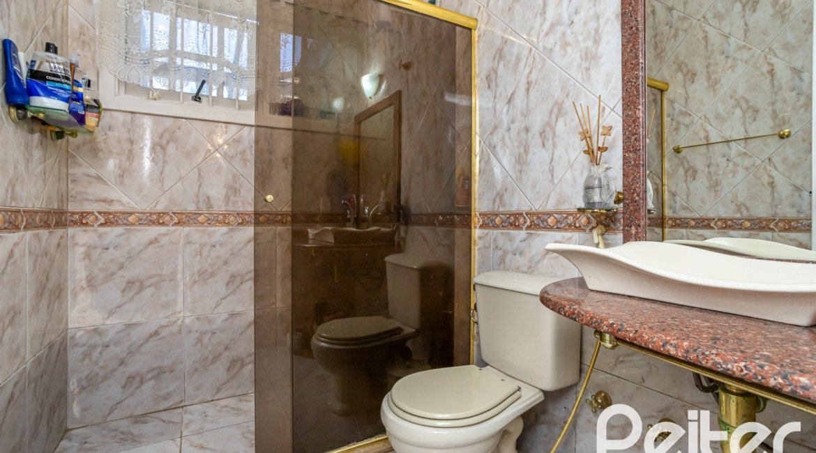 Casa à venda com 407m², 3 dormitórios, 2 suítes, 4 vagas, no bairro Ipanema em Porto Alegre