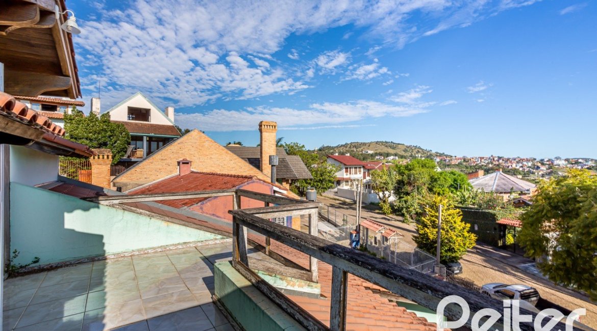 Casa à venda com 407m², 3 dormitórios, 2 suítes, 4 vagas, no bairro Ipanema em Porto Alegre