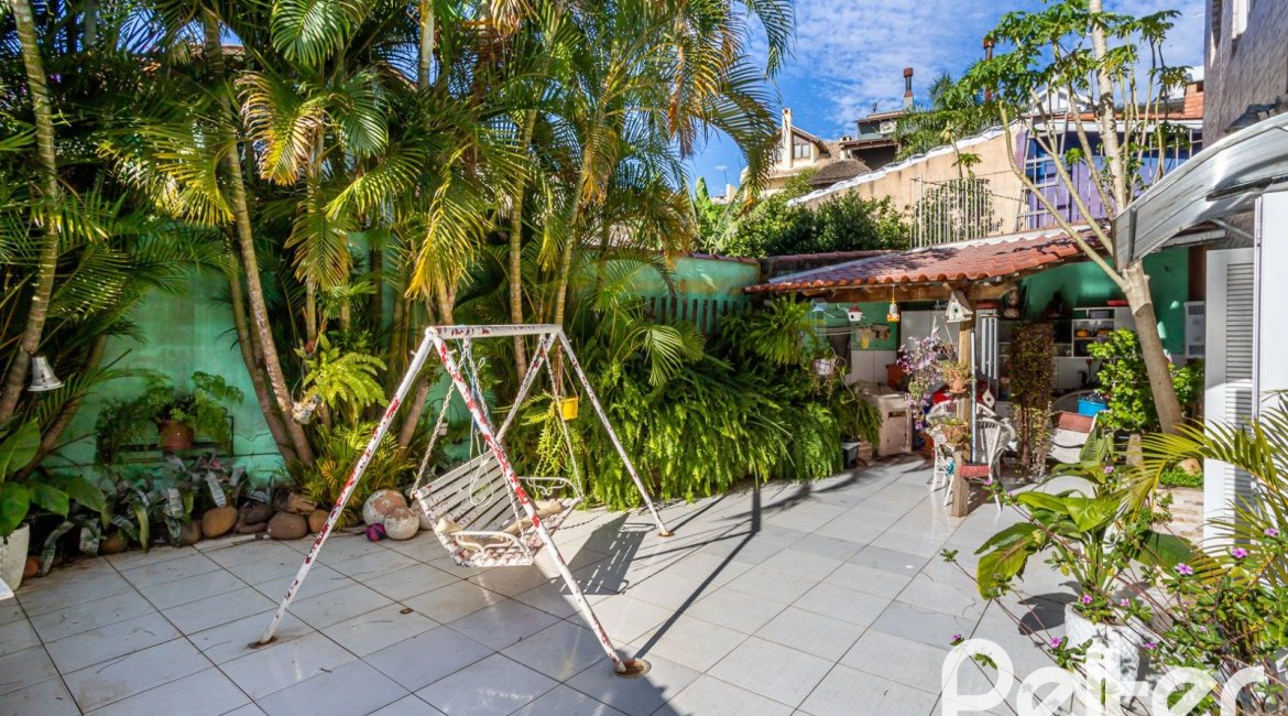 Casa à venda com 407m², 3 dormitórios, 2 suítes, 4 vagas, no bairro Ipanema em Porto Alegre