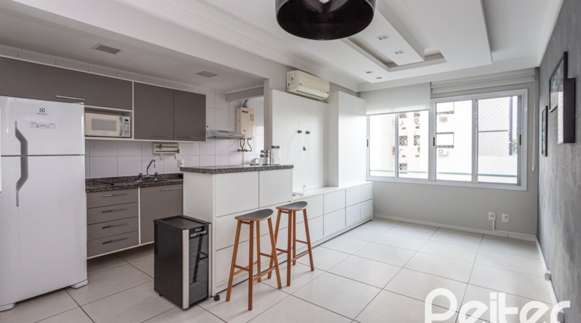 Apartamento à venda com 57m², 2 dormitórios, 1 suíte, 1 vaga, no bairro Tristeza em Porto Alegre