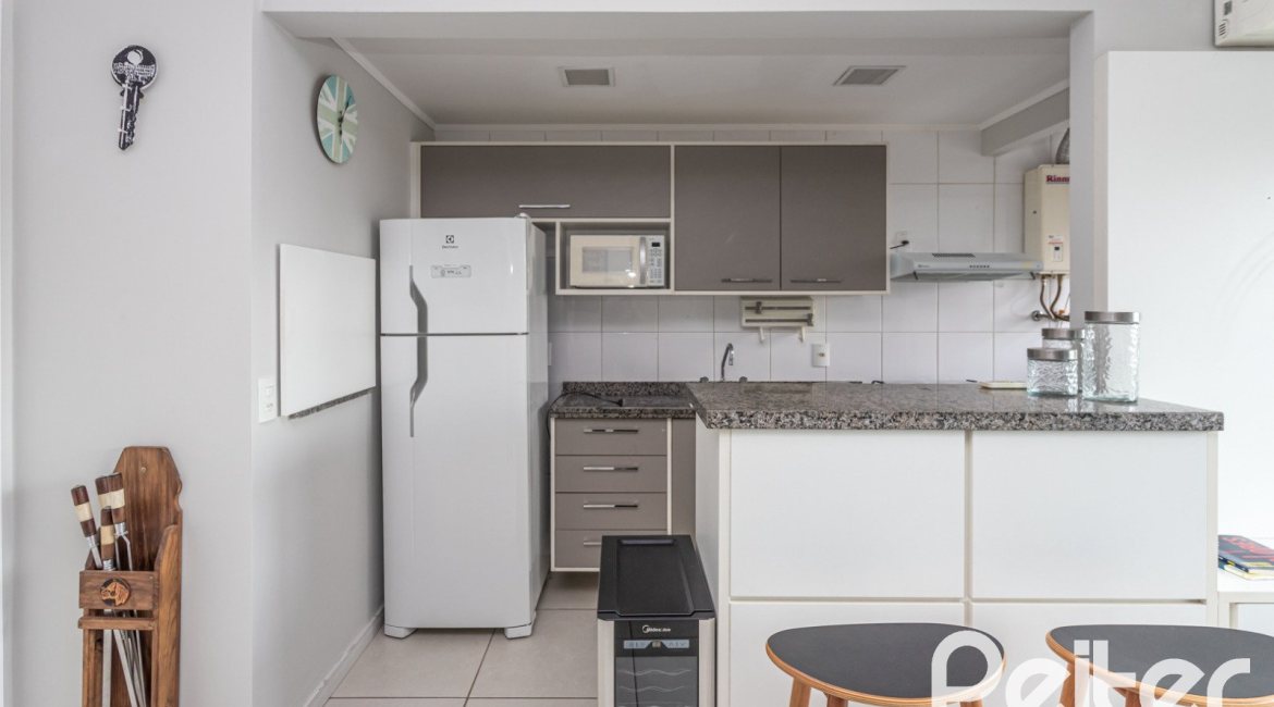 Apartamento à venda com 57m², 2 dormitórios, 1 suíte, 1 vaga, no bairro Tristeza em Porto Alegre