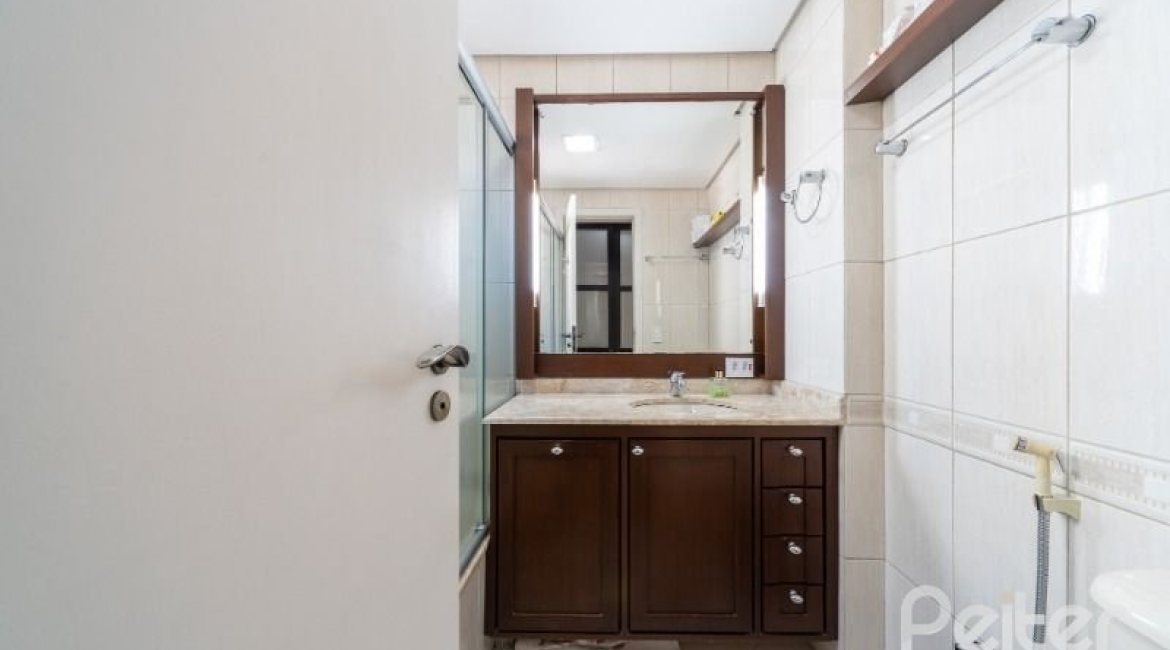 Apartamento à venda com 136m², 3 dormitórios, 1 suíte, 3 vagas, no bairro Tristeza em PORTO ALEGRE