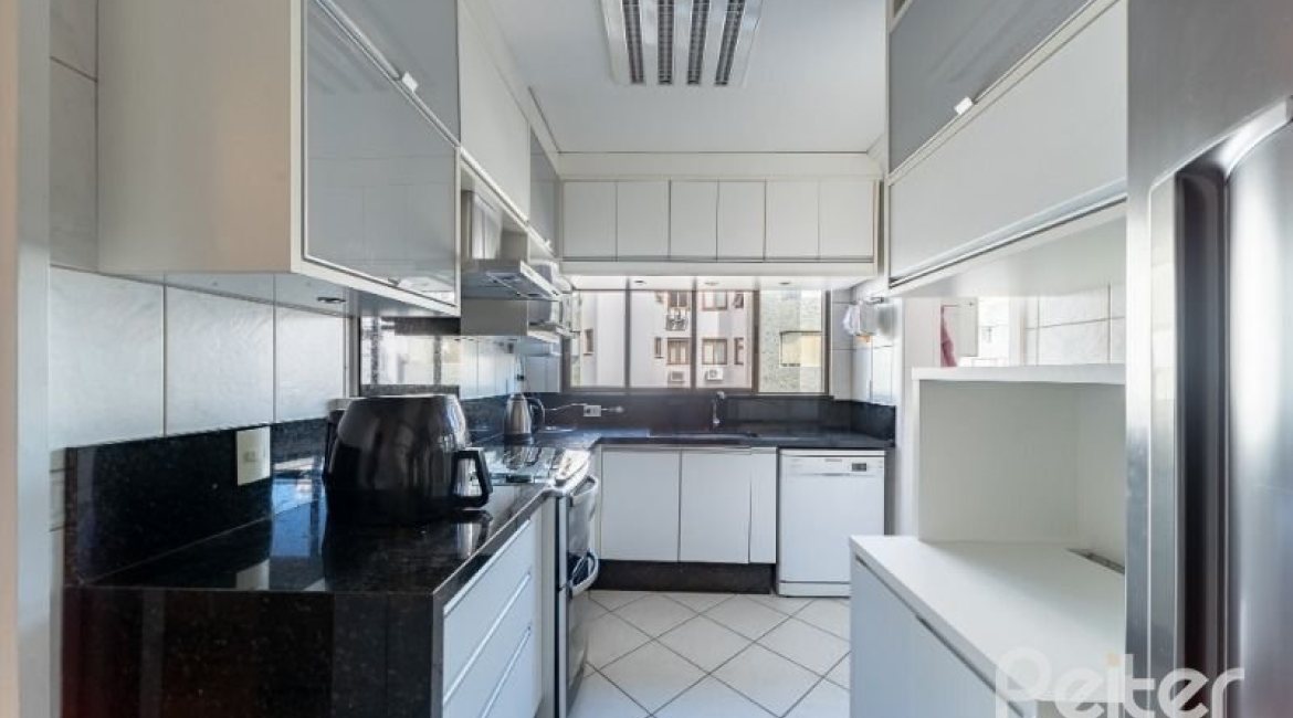 Apartamento à venda com 136m², 3 dormitórios, 1 suíte, 3 vagas, no bairro Tristeza em PORTO ALEGRE