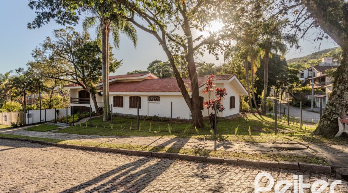 Casa à venda com 350m², 3 dormitórios, 1 suíte, 2 vagas, no bairro Jardim Isabel em Porto Alegre
