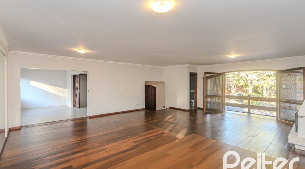Casa à venda com 350m², 3 dormitórios, 1 suíte, 2 vagas, no bairro Jardim Isabel em Porto Alegre